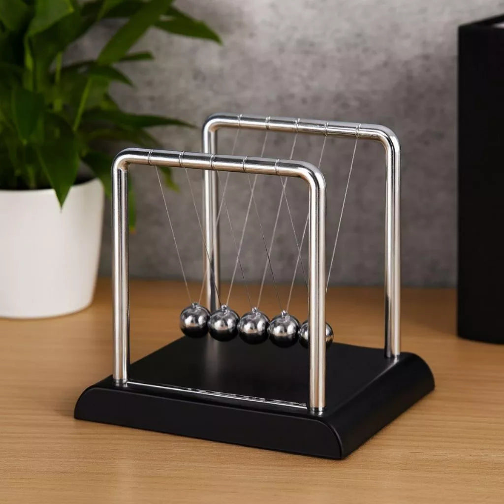 Pêndulo de Newton Luxo – Decoração Elegante para Escritório e Sala | Lar Criativo